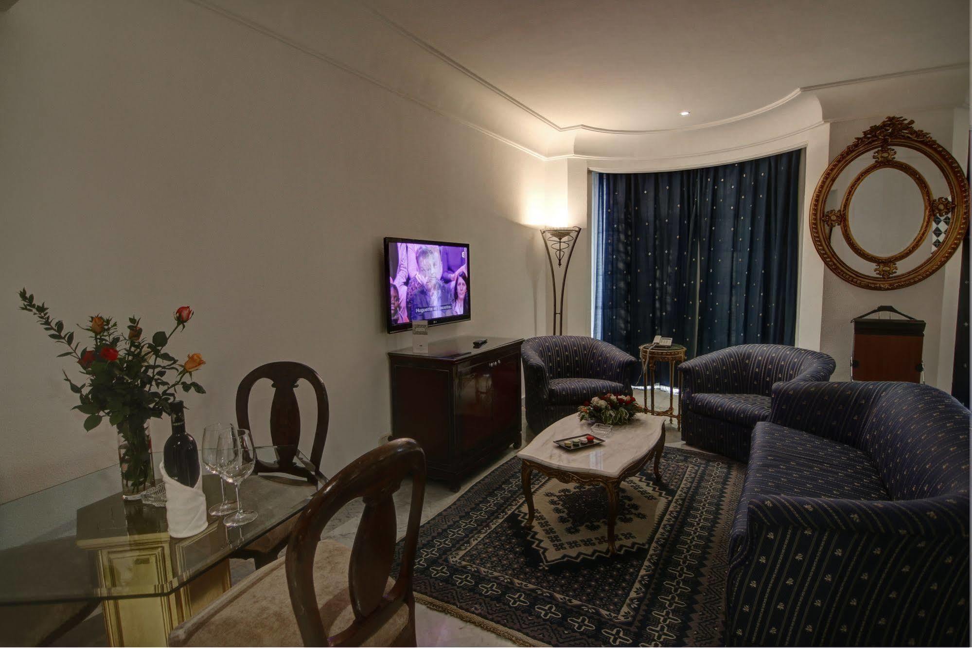 Hôtel La Maison Blanche Tunes Exterior foto A living room in a hotel