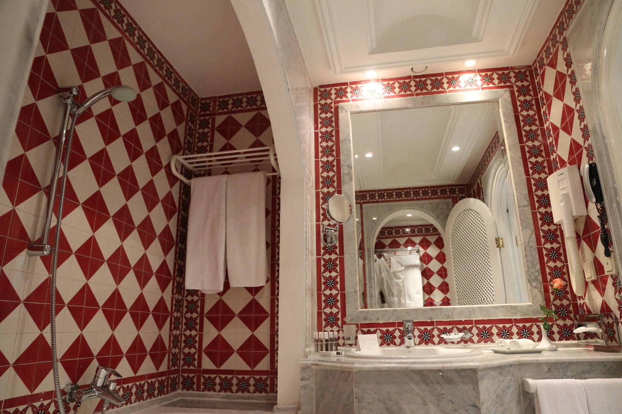 Hôtel La Maison Blanche Tunes Exterior foto Bathroom