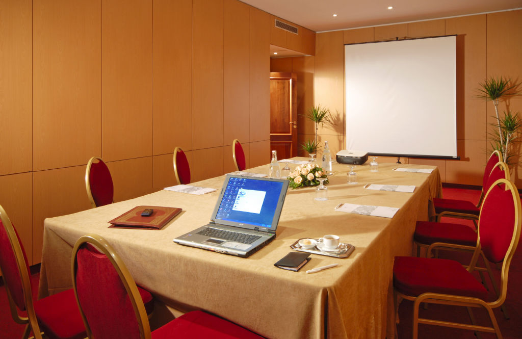 Hôtel La Maison Blanche Tunes Exterior foto A meeting room