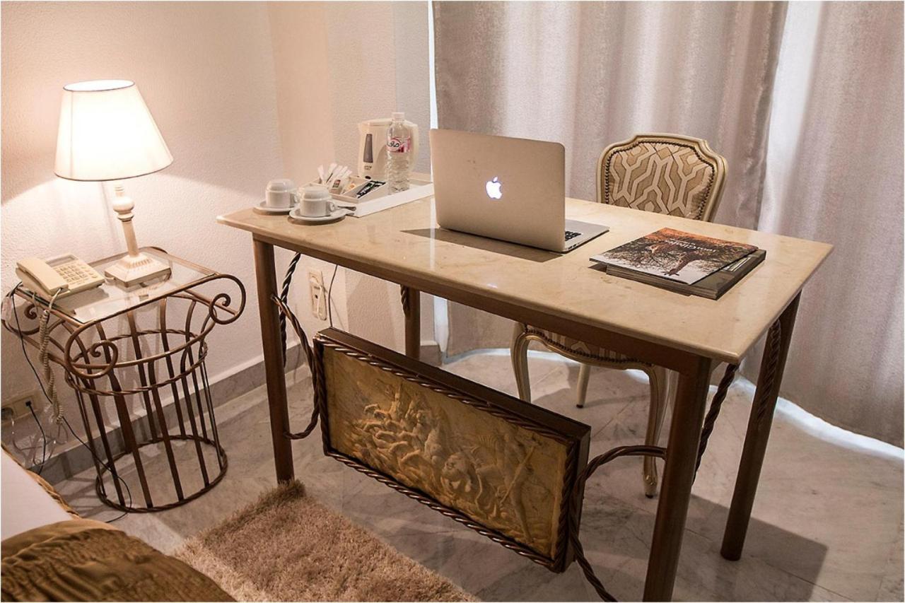 Hôtel La Maison Blanche Tunes Exterior foto A writing desk